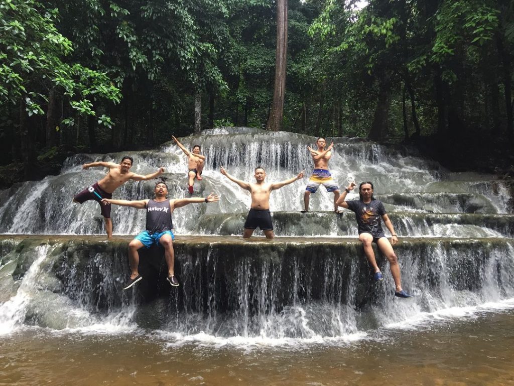 Foto Gambar Air Terjun Semolon di Mentarang Malinau Kalimantan Utara - @jalan_jauh